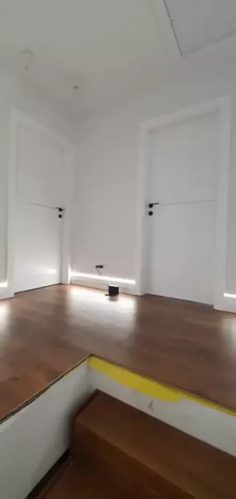 Para białych drzwi wewnętrznych