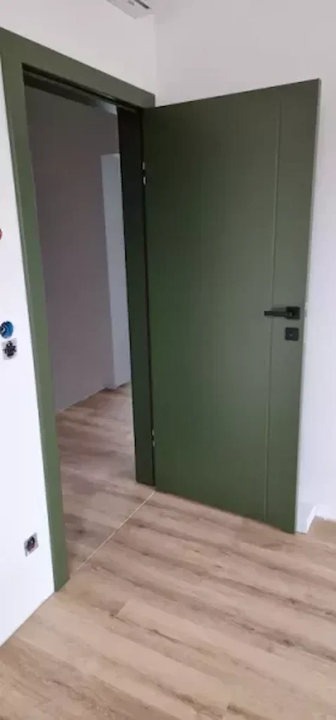 Oliwkowe drzwi wraz z ościeżnicą