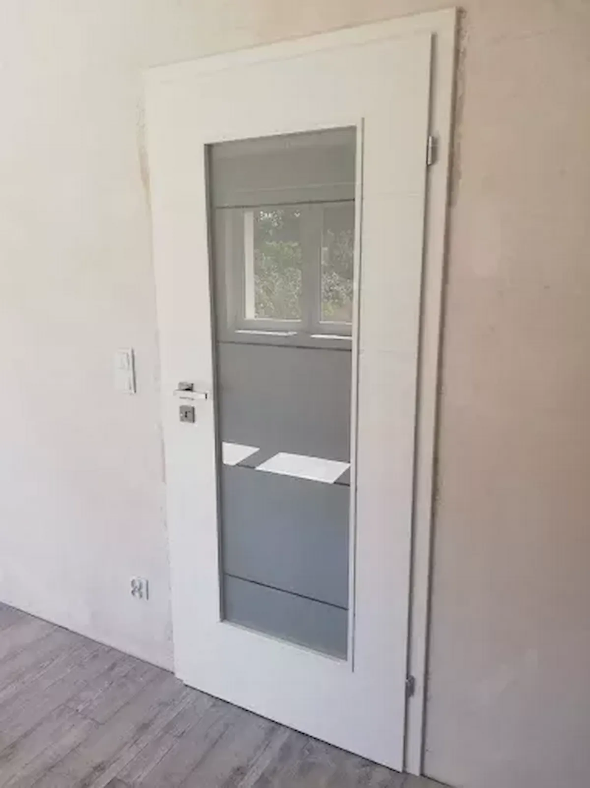 Białe przeszklone drzwi
