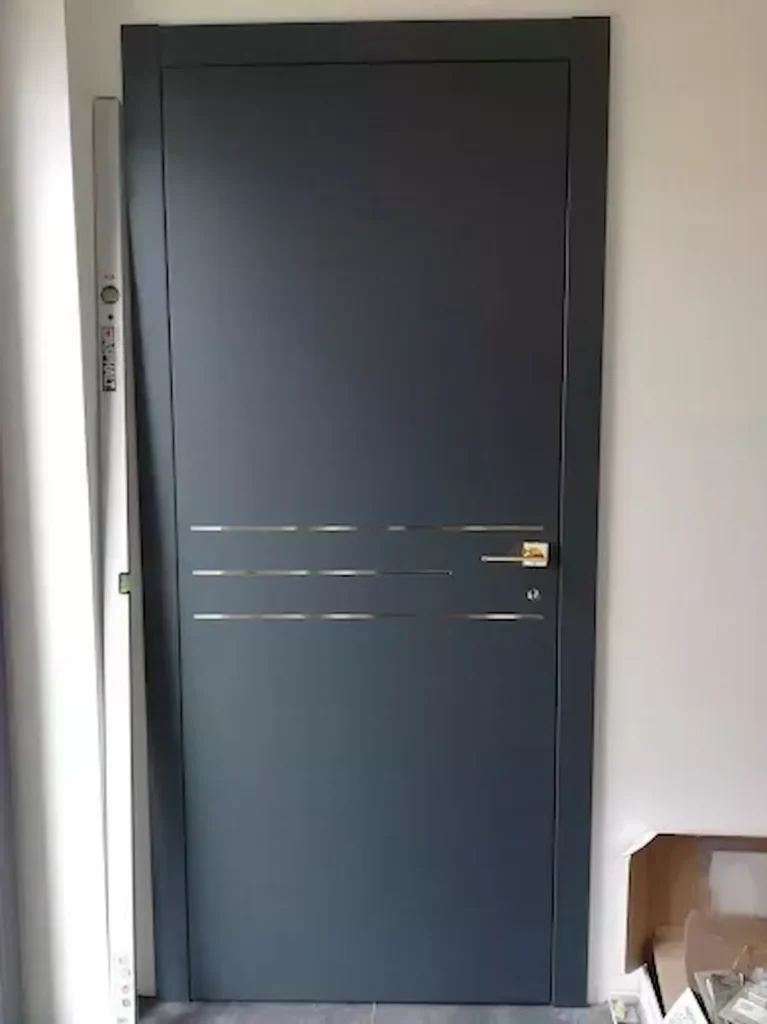 Eleganckie drzwi ze złotym akcentem